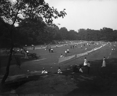 De tennisbanen, Central Park, New York, c.1904 door Detroit Publishing Co.